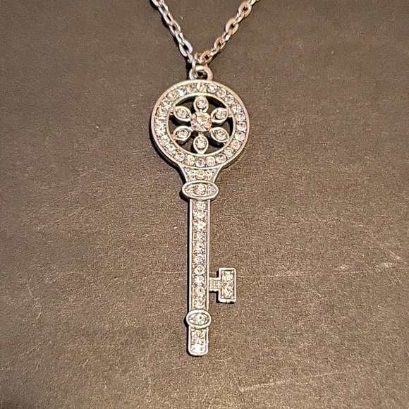 NWOT Key-to-my-Heart Pendant, Silver-tone Chain,  32" - Picture 4 of 7